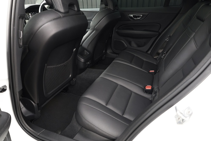 Volvo V60 D4 Inscription Xenium Pack + Panoramic Roof + BLIS + Park Pilot Image 22