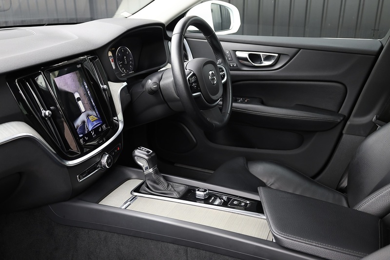Volvo V60 D4 Inscription Xenium Pack + Panoramic Roof + BLIS + Park Pilot Image 6