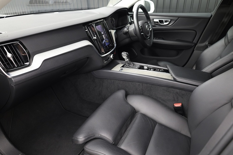 Volvo V60 D4 Inscription Xenium Pack + Panoramic Roof + BLIS + Park Pilot Image 2