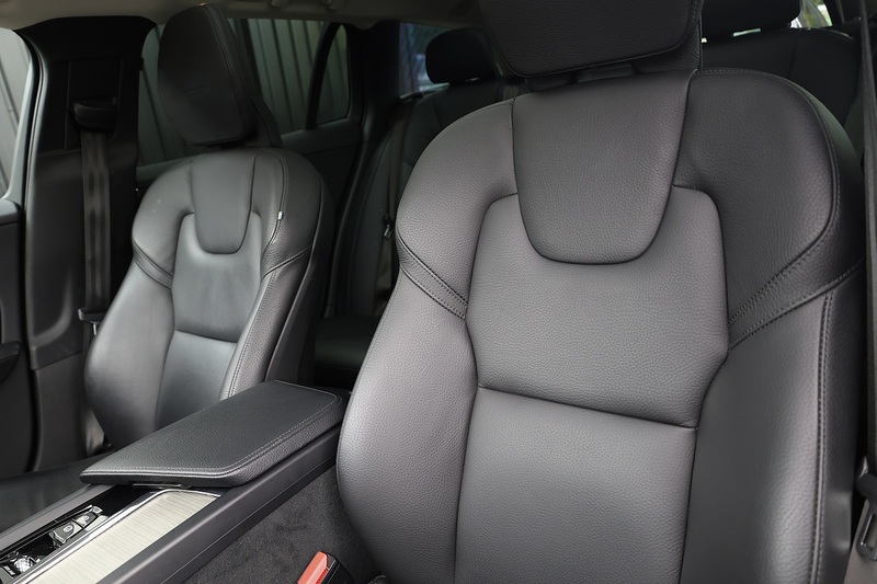 Volvo V60 D4 Inscription Xenium Pack + Panoramic Roof + BLIS + Park Pilot Image 14