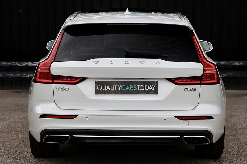 Volvo V60 D4 Inscription Xenium Pack + Panoramic Roof + BLIS + Park Pilot Image 4