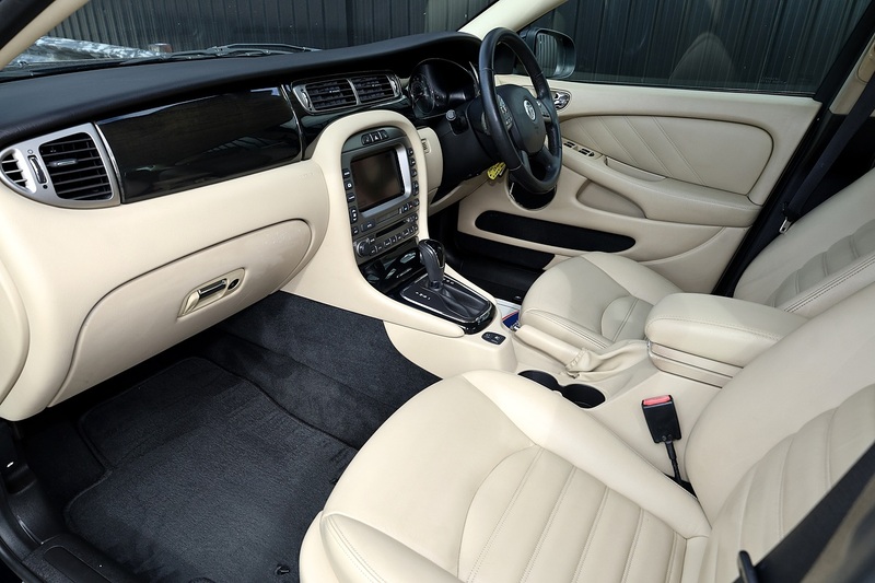 Jaguar X-Type 2.2 D SE 2 Former Keepers + Full Service History + Satellite Navigation + Heated Seats Image 2