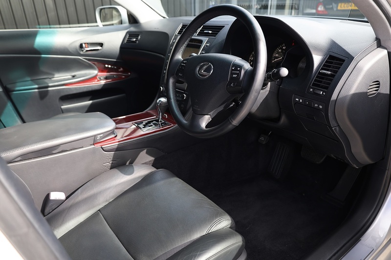Lexus GS 300 SE 1 Lady Owner + Full Lexus Main Dealer History (19 Services) + Sunroof Image 5