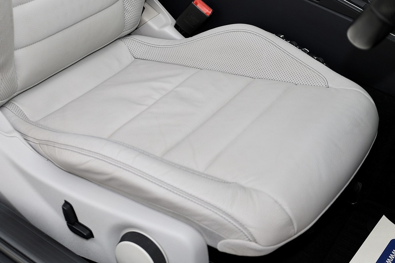 Mercedes-Benz E220 CDI AMG Line Convertible Full Service History + AirScarf + COMAND Online Image 32