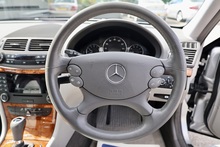 Mercedes-Benz E280 Elegance 3.0 V6 Petrol + 2 Former Keepers + 16 Services + Exceptional - Thumb 18