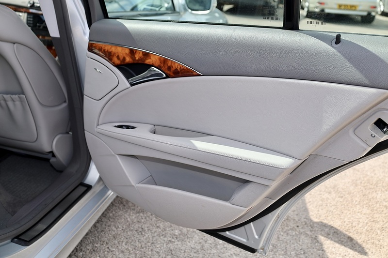 Mercedes-Benz E280 Elegance 3.0 V6 Petrol + 2 Former Keepers + 16 Services + Exceptional Image 24