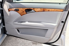 Mercedes-Benz E280 Elegance 3.0 V6 Petrol + 2 Former Keepers + 16 Services + Exceptional - Thumb 26