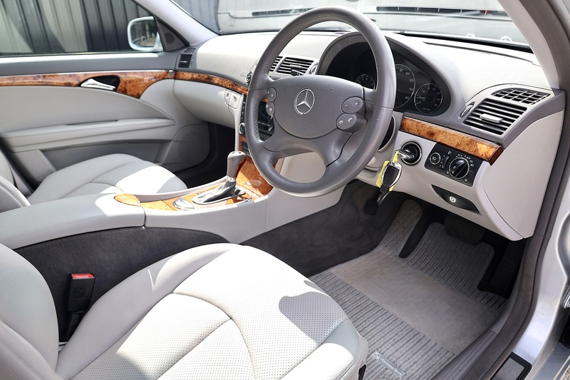 Mercedes-Benz E280 Elegance 3.0 V6 Petrol + 2 Former Keepers + 16 Services + Exceptional Image 8