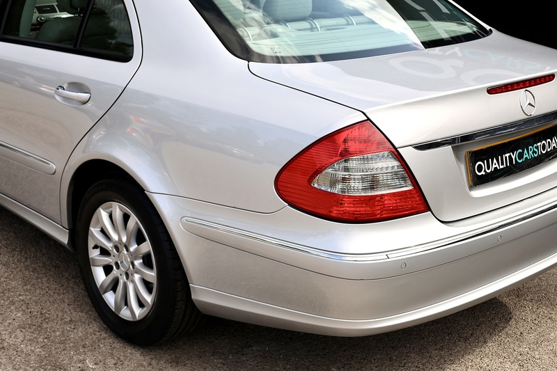 Mercedes-Benz E280 Elegance 3.0 V6 Petrol + 2 Former Keepers + 16 Services + Exceptional Image 38