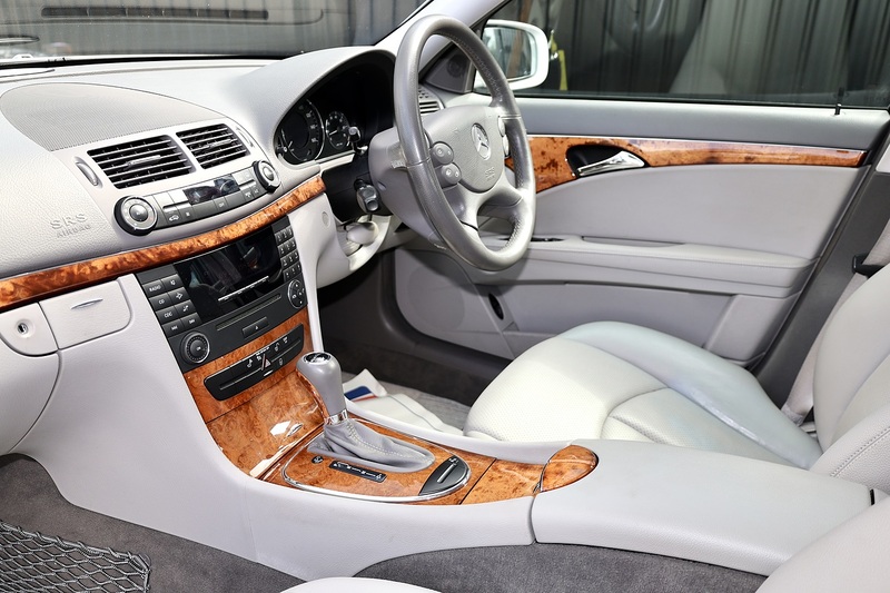 Mercedes-Benz E280 Elegance 3.0 V6 Petrol + 2 Former Keepers + 16 Services + Exceptional Image 6