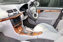 Mercedes-Benz E280 Elegance 3.0 V6 Petrol + 2 Former Keepers + 16 Services + Exceptional - Thumb 6