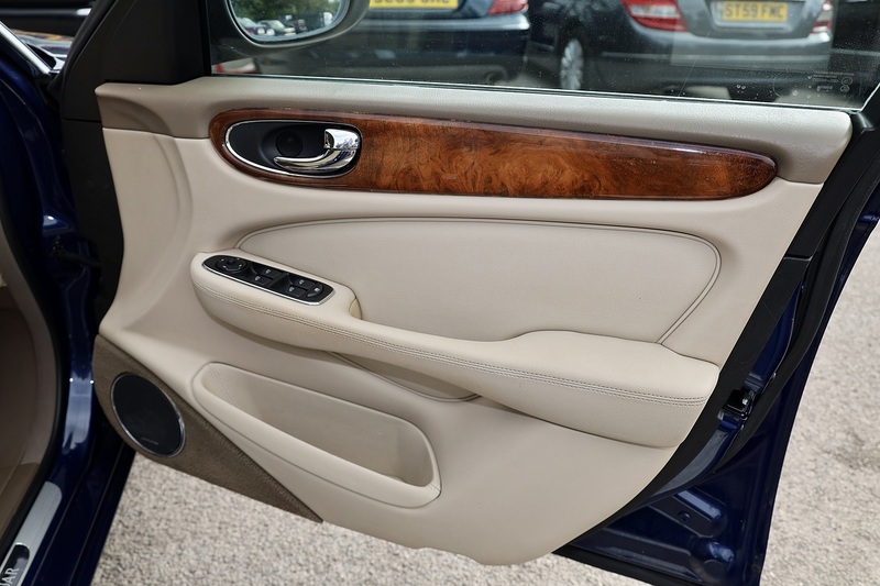 Jaguar XJ6 2 Former Keepers + 17 Services + Very Clean Example Image 20