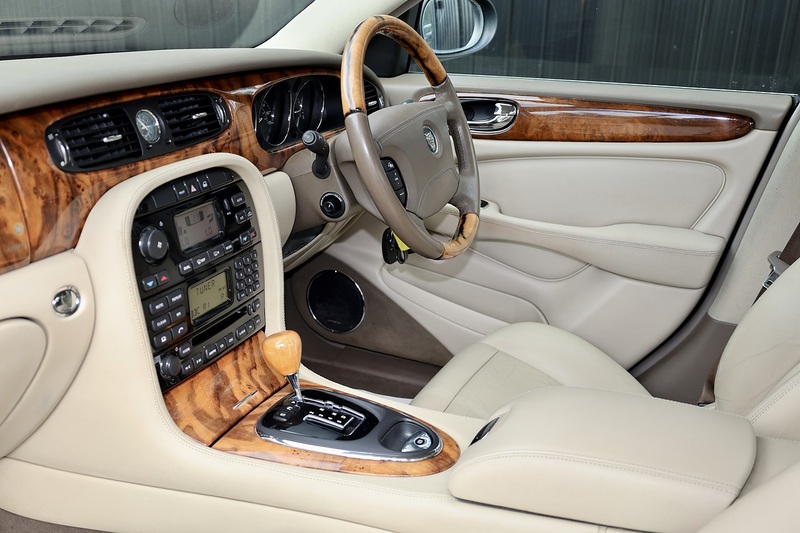 Jaguar XJ6 2 Former Keepers + 17 Services + Very Clean Example Image 8
