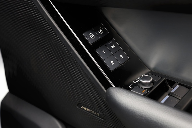 Land Rover Range Rover Velar D300 R-Dynamic S + Panoramic Roof + New Engine December 2024 Image 17