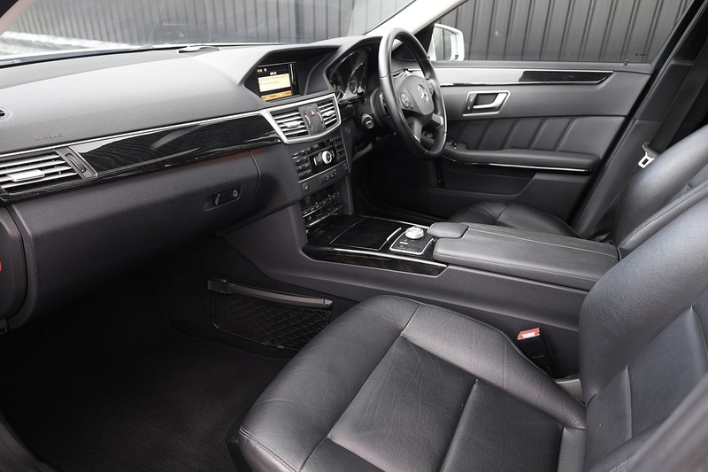 Mercedes-Benz E220 CDI Executive SE 2 Former Keepers + Just Serviced inc.Gearbox by MB + Pano Roof Image 2