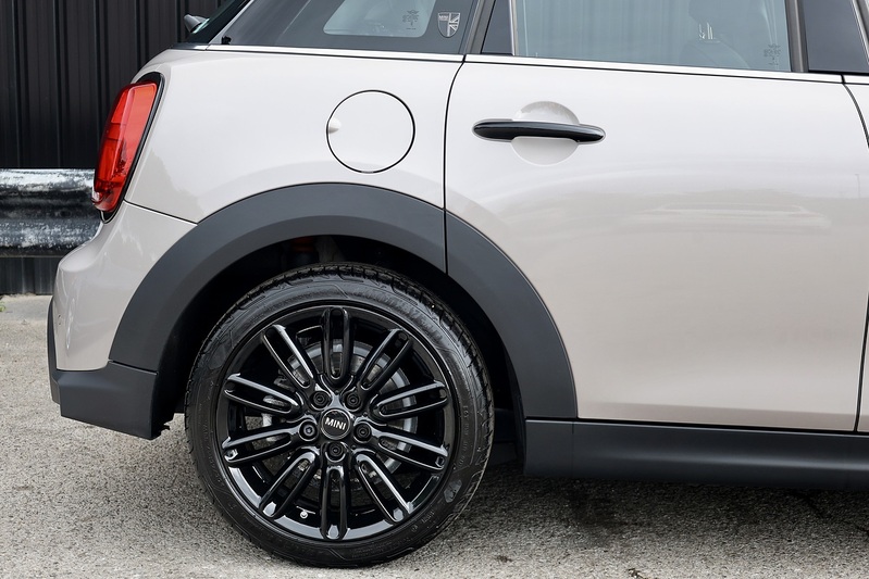 MINI Cooper Exclusive Auto 1 Lady Owner + MINI Warranty + Premium Plus Pack + Pano Roof Image 15