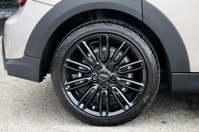 MINI Cooper Exclusive Auto 1 Lady Owner + MINI Warranty + Premium Plus Pack + Pano Roof Image 40
