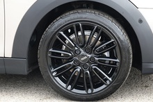 MINI Cooper Exclusive Auto 1 Lady Owner + MINI Warranty + Premium Plus Pack + Pano Roof - Thumb 41
