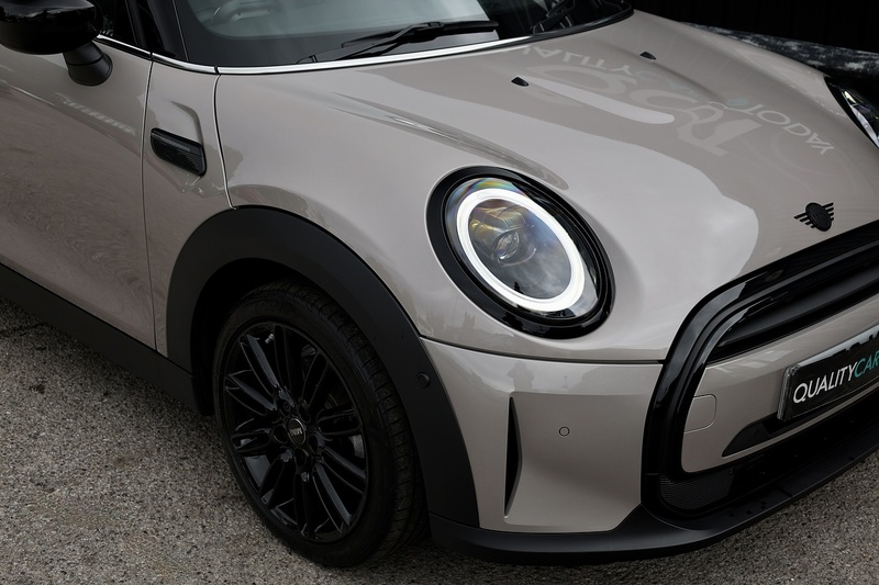 MINI Cooper Exclusive Auto 1 Lady Owner + MINI Warranty + Premium Plus Pack + Pano Roof Image 17