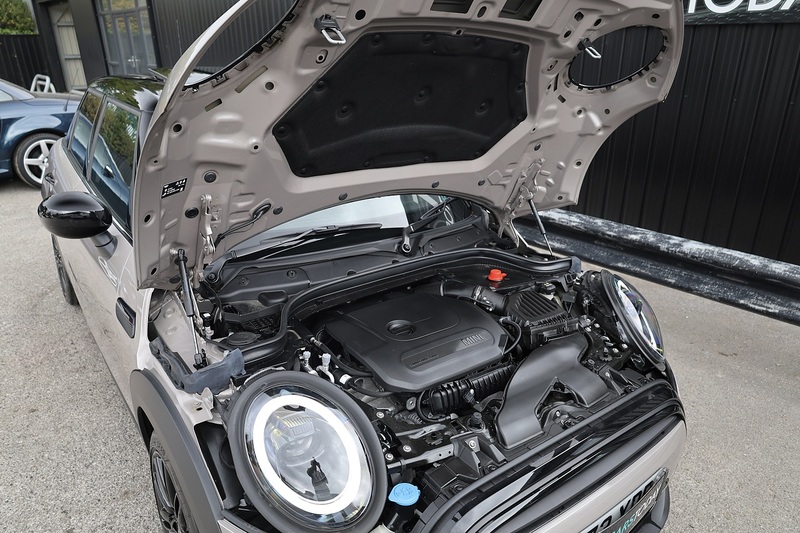 MINI Cooper Exclusive Auto 1 Lady Owner + MINI Warranty + Premium Plus Pack + Pano Roof Image 21