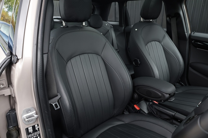 MINI Cooper Exclusive Auto 1 Lady Owner + MINI Warranty + Premium Plus Pack + Pano Roof Image 24