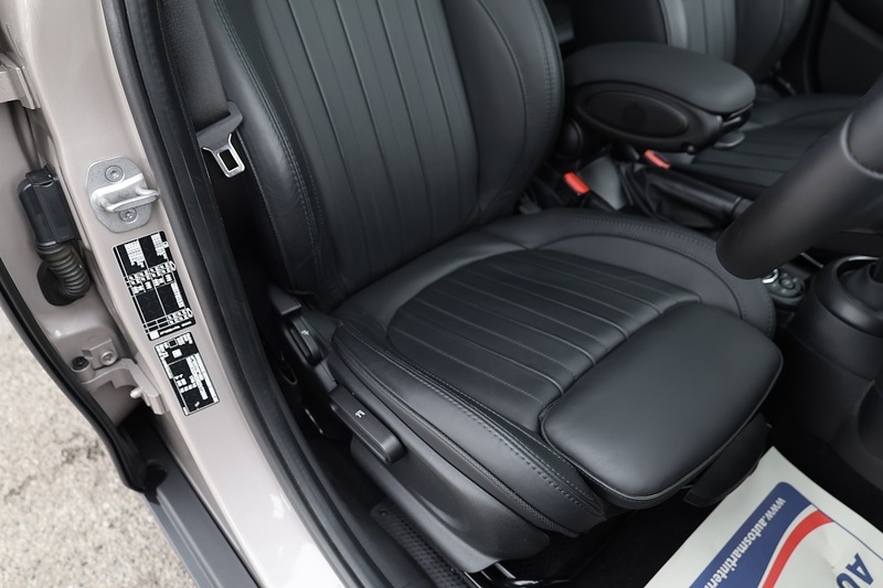 MINI Cooper Exclusive Auto 1 Lady Owner + MINI Warranty + Premium Plus Pack + Pano Roof Image 25