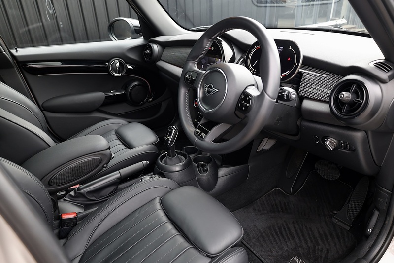 MINI Cooper Exclusive Auto 1 Lady Owner + MINI Warranty + Premium Plus Pack + Pano Roof Image 7