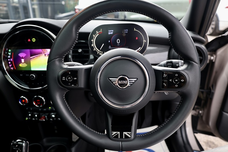 MINI Cooper Exclusive Auto 1 Lady Owner + MINI Warranty + Premium Plus Pack + Pano Roof Image 29