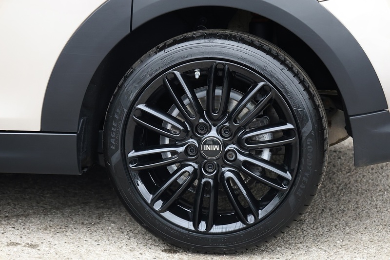 MINI Cooper Exclusive Auto 1 Lady Owner + MINI Warranty + Premium Plus Pack + Pano Roof Image 38