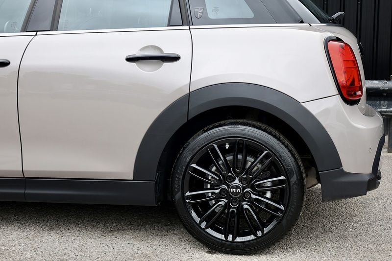 MINI Cooper Exclusive Auto 1 Lady Owner + MINI Warranty + Premium Plus Pack + Pano Roof Image 36
