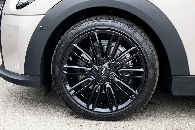 MINI Cooper Exclusive Auto 1 Lady Owner + MINI Warranty + Premium Plus Pack + Pano Roof Image 39