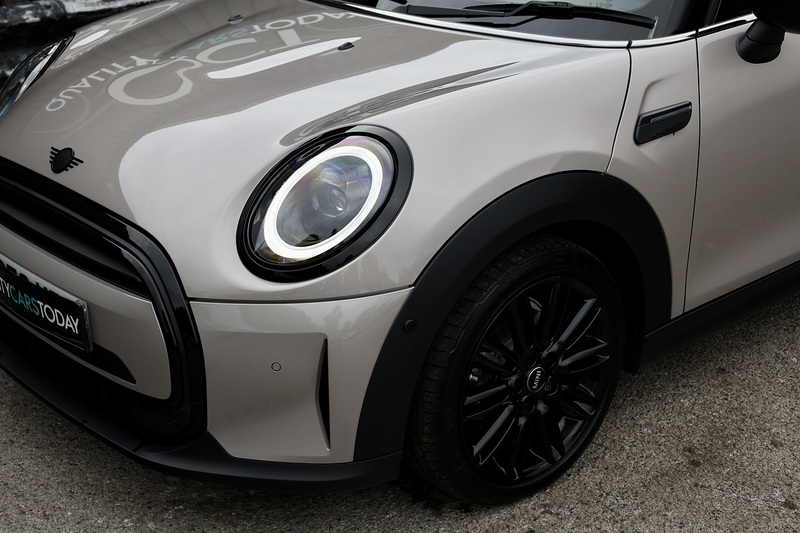 MINI Cooper Exclusive Auto 1 Lady Owner + MINI Warranty + Premium Plus Pack + Pano Roof Image 34