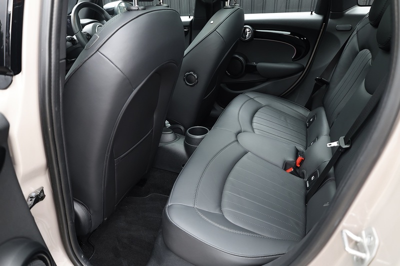 MINI Cooper Exclusive Auto 1 Lady Owner + MINI Warranty + Premium Plus Pack + Pano Roof Image 27