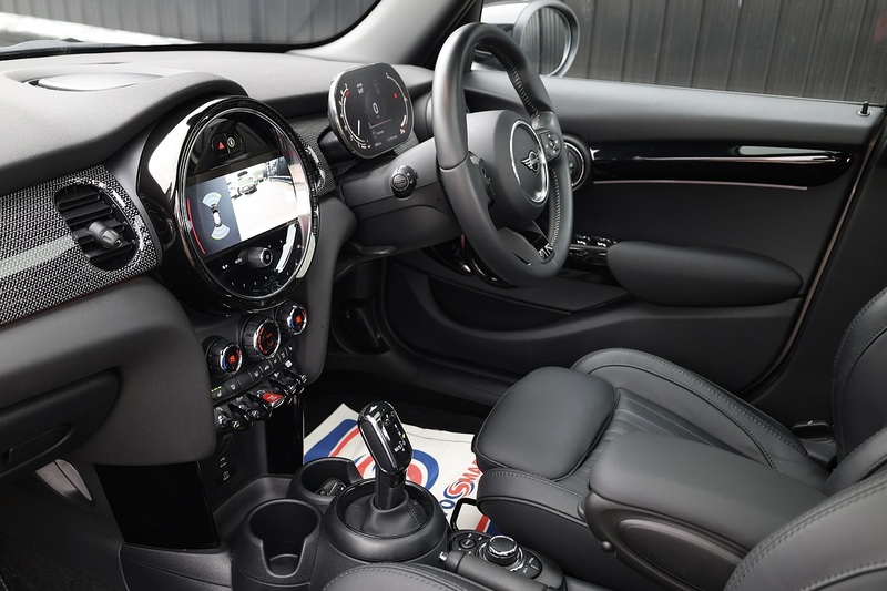 MINI Cooper Exclusive Auto 1 Lady Owner + MINI Warranty + Premium Plus Pack + Pano Roof Image 5