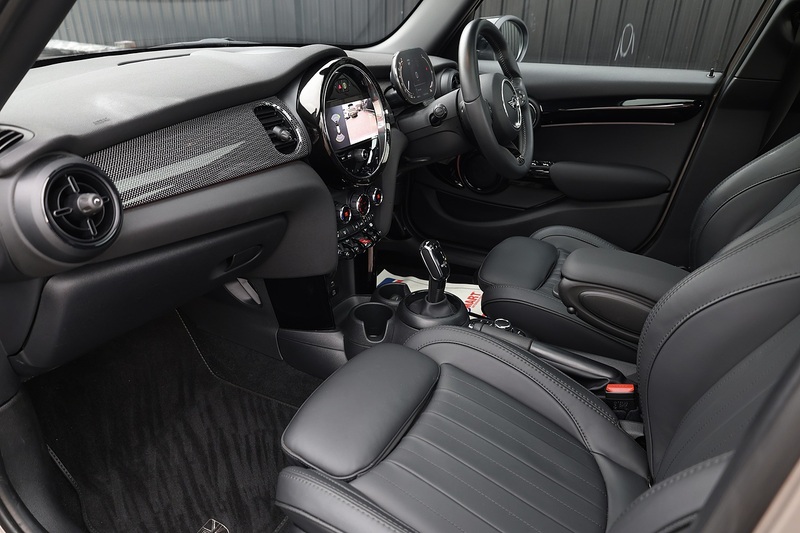 MINI Cooper Exclusive Auto 1 Lady Owner + MINI Warranty + Premium Plus Pack + Pano Roof Image 2