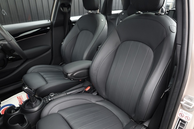 MINI Cooper Exclusive Auto 1 Lady Owner + MINI Warranty + Premium Plus Pack + Pano Roof Image 23