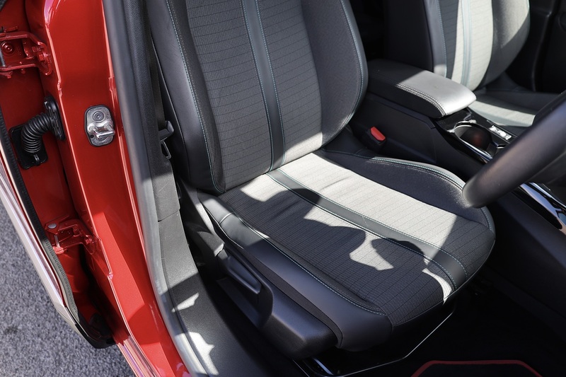 Peugeot 2008 Allure Premium 1 Former Keeper + Full Peugeot Main Dealer Image 28