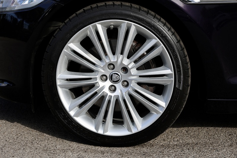 Jaguar XJL Portfolio Rare Spec + Exceptional Condition + Significant Recent Expenditure Image 44