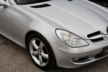 Mercedes-Benz SLK 350 2 Former Keepers + 15 Services + Air Scarf + COMAND + Heated / Memory Seats - Thumb 25