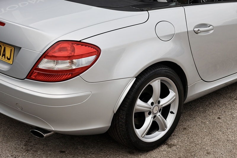 Mercedes-Benz SLK 350 2 Former Keepers + 15 Services + Air Scarf + COMAND + Heated / Memory Seats Image 22