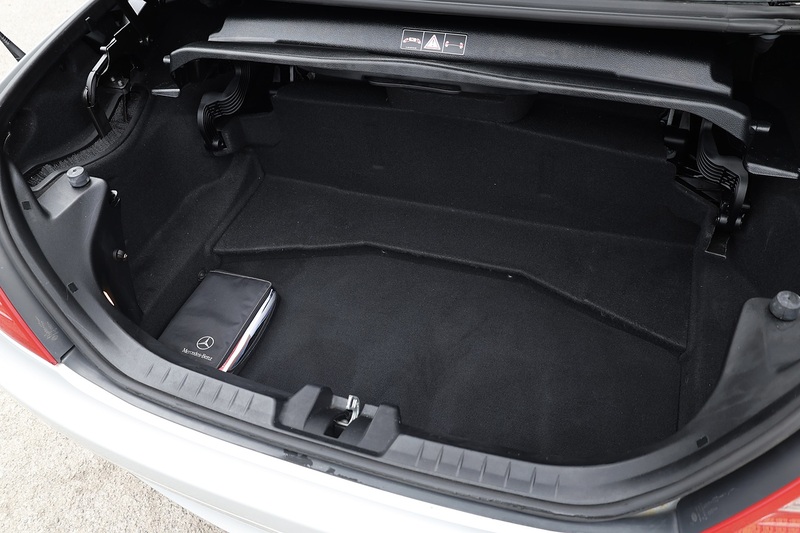 Mercedes-Benz SLK 350 2 Former Keepers + 15 Services + Air Scarf + COMAND + Heated / Memory Seats Image 12