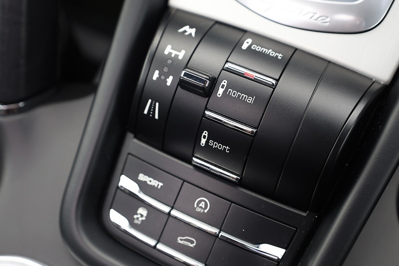 Porsche Cayenne D 2 Former Keepers + Full Porsche Main Dealer + £15k Cost Options Image 10