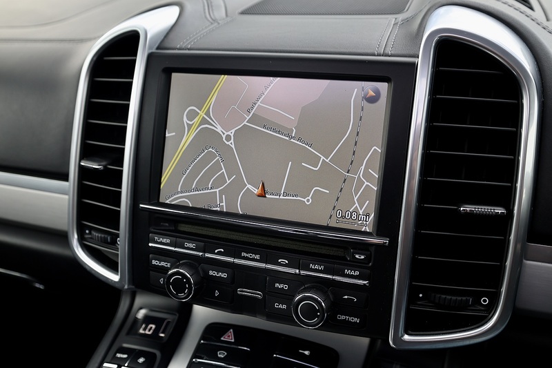 Porsche Cayenne D 2 Former Keepers + Full Porsche Main Dealer + £15k Cost Options Image 11