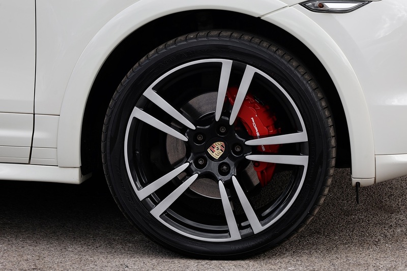 Porsche Cayenne D 2 Former Keepers + Full Porsche Main Dealer + £15k Cost Options Image 36