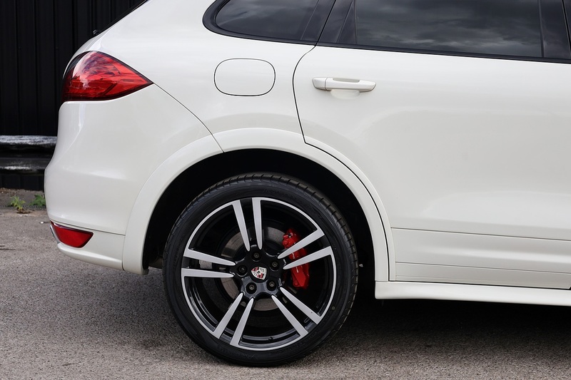Porsche Cayenne D 2 Former Keepers + Full Porsche Main Dealer + £15k Cost Options Image 18