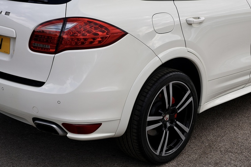 Porsche Cayenne D 2 Former Keepers + Full Porsche Main Dealer + £15k Cost Options Image 17