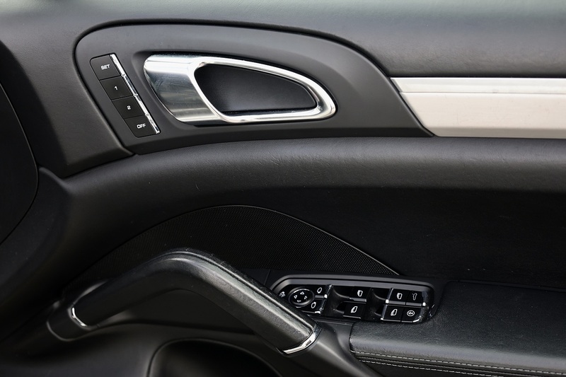 Porsche Cayenne D 2 Former Keepers + Full Porsche Main Dealer + £15k Cost Options Image 22