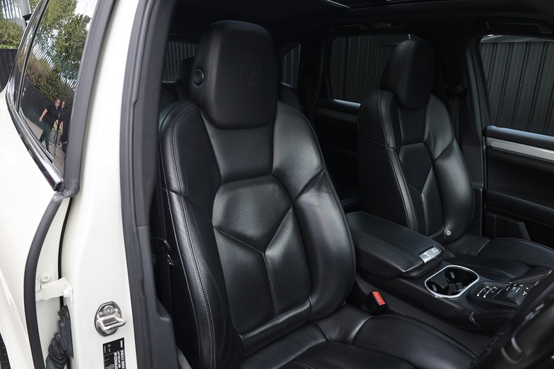 Porsche Cayenne D 2 Former Keepers + Full Porsche Main Dealer + £15k Cost Options Image 23