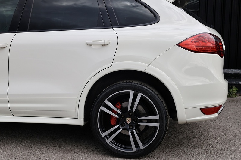 Porsche Cayenne D 2 Former Keepers + Full Porsche Main Dealer + £15k Cost Options Image 33