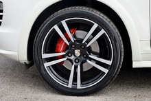 Porsche Cayenne D 2 Former Keepers + Full Porsche Main Dealer + £15k Cost Options - Thumb 38